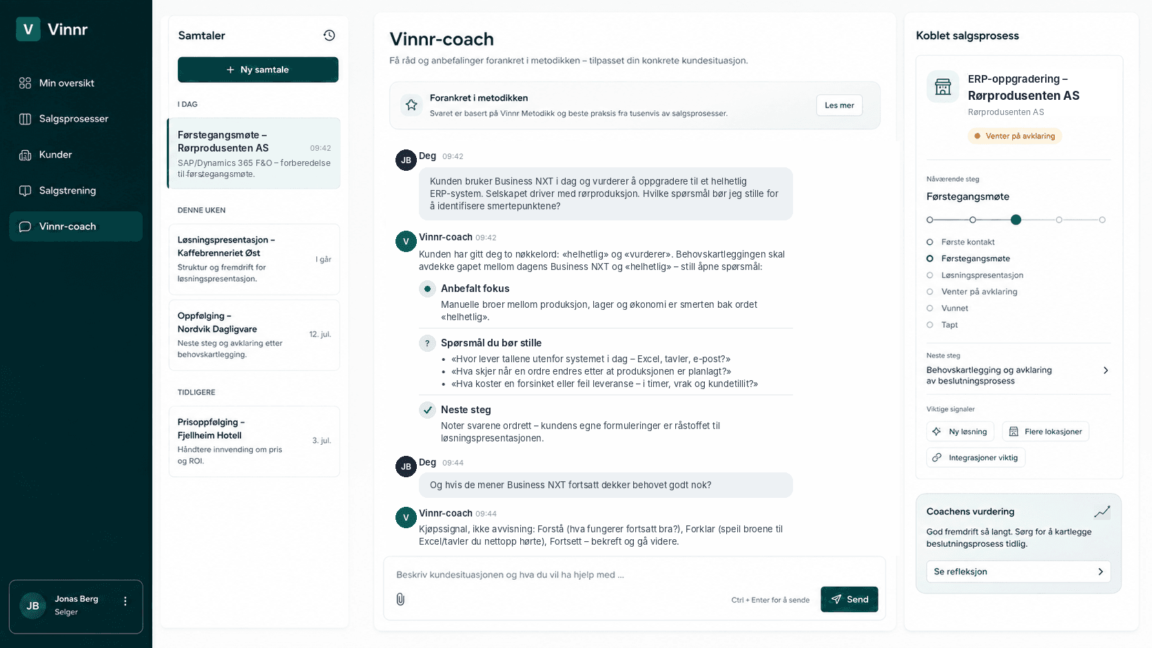 Skjermbilde av Vinnr-coachen: en samtale om et ERP-oppgraderingscase, med anbefalt fokus, forslag til spørsmål og kjøpssignal, koblet til riktig steg i salgsprosessen.